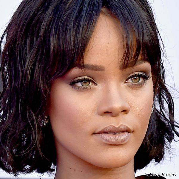 Rihanna tambem preferiu o batom nude, que combinou com pele contornada e matte. Já para o esmalte, o tom bronze marcou unhas ultra longas